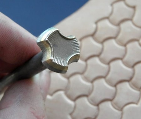 LE TRAVAIL DU CUIR - Page 4 Knotted_triangle_leather_stamp_b